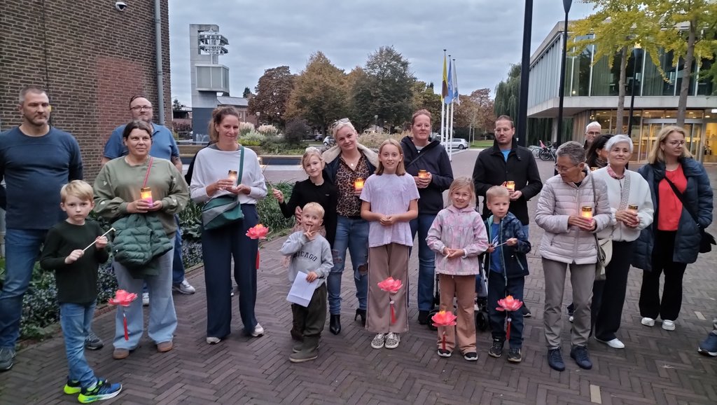 Omdat Wave of Light 10 jaar bestaat, droegen de kinderen lotuslampionnen