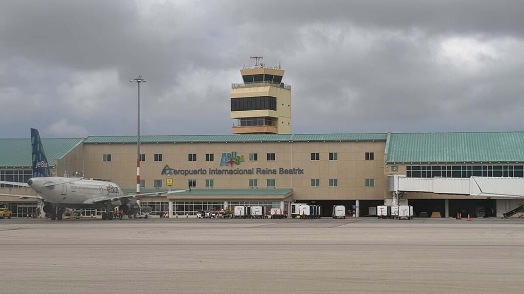 Arubaanse luchthaven hervat vliegverkeer na uren sluiting door ...
