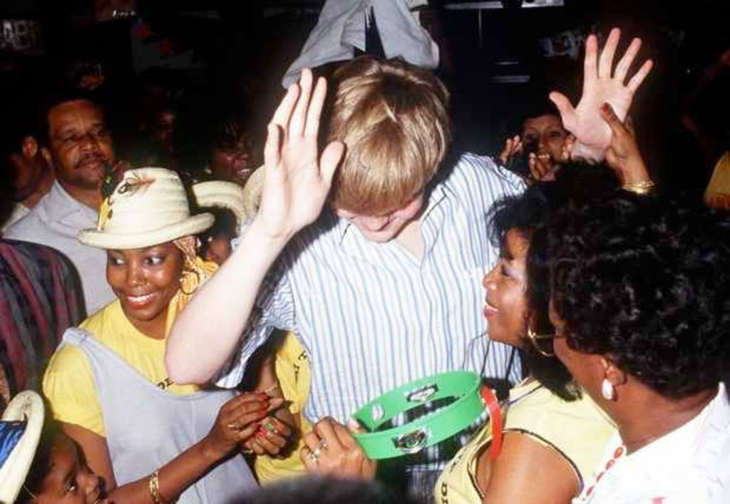 De dansende prins Willem-Alexander tijdens de finale-avond van het Tumba-festival in 1987