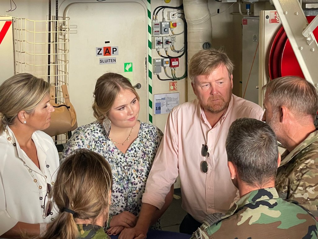 Prinses Amalia op weg van Aruba naar Curaçao bij de Marine