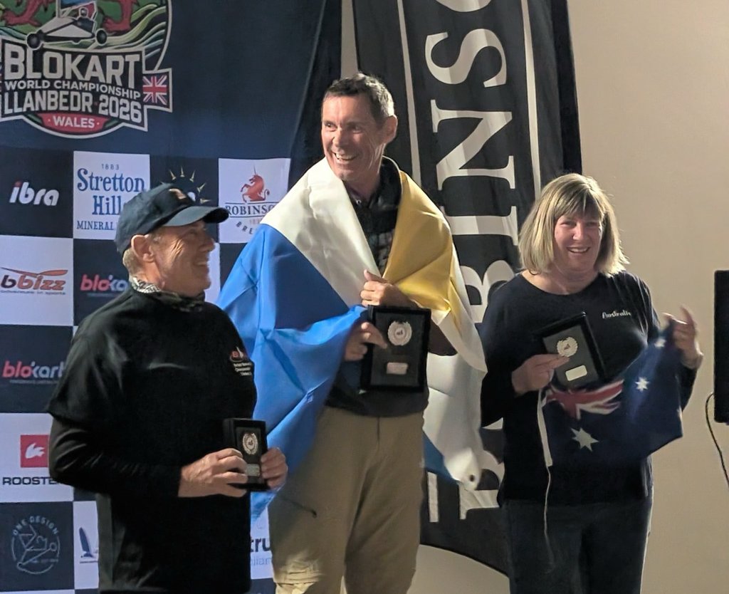 Andrew Sands (midden) op de hoogste trede na zijn overwinning in Heavyweight Production op de British Open 2026 in Llanbedr, Wales. Naast hem Judy Cox uit Australië (2e) en Andy Fitt uit het Verenigd Koninkrijk (3e).
