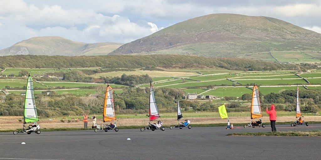 De start van een race op het WK Blokart 2026 in Llanbedr, Wales, met Tim Martinez (rood zeil) als derde weg van de lijn.