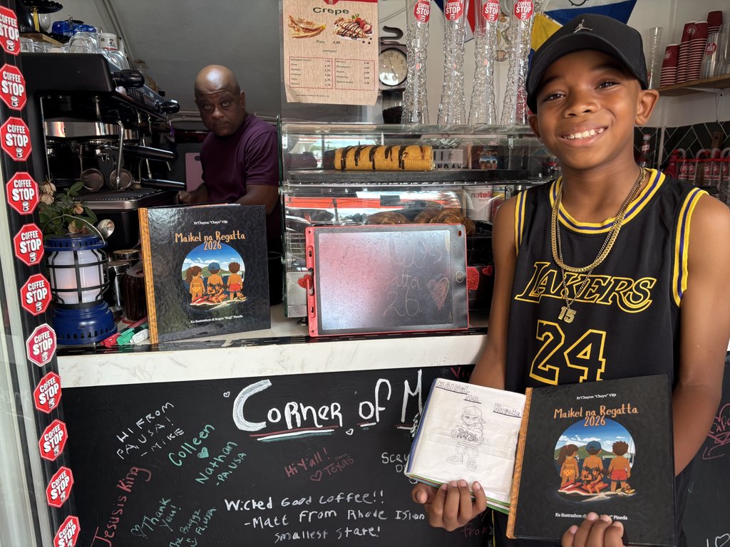 Chayo verkoopt zijn boek onder andere bij Coffee Stop Bonaire.