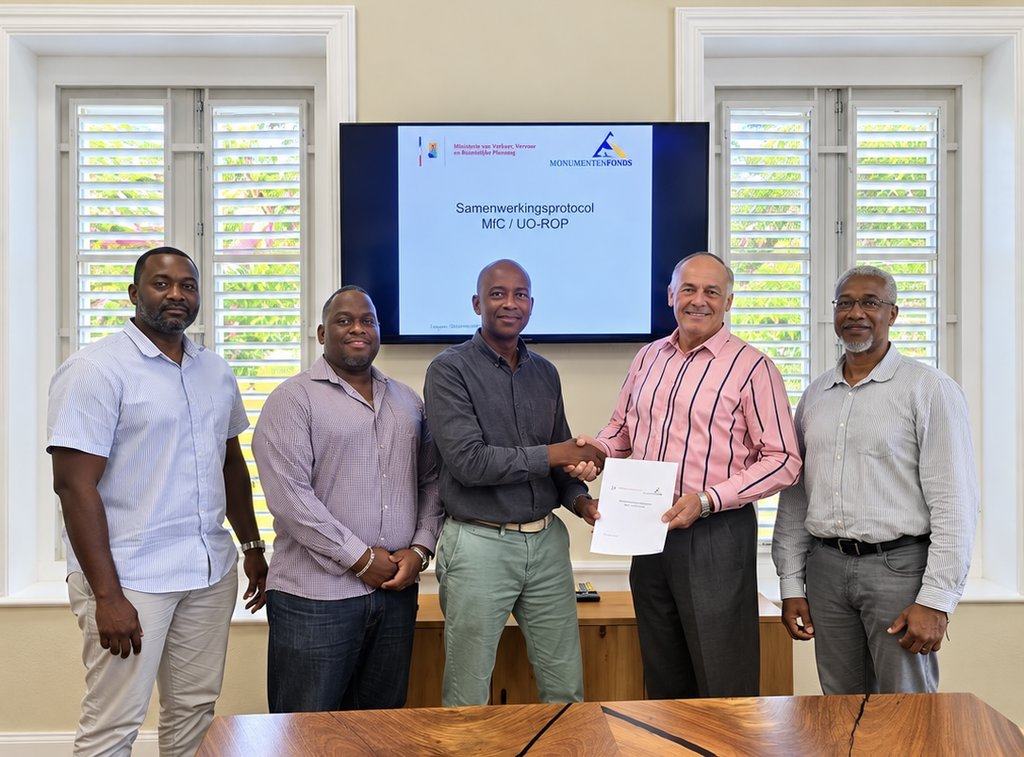 De afspraken zijn vastgelegd in een samenwerkingsprotocol dat namens het ministerie van Verkeer, Vervoer en Ruimtelijke Planning (VVRP) is ondertekend door waarnemend ROP-directeur Raymond Felisie. Namens Stichting Monumentenfonds Curaçao tekende directeur Jonathan Jukema