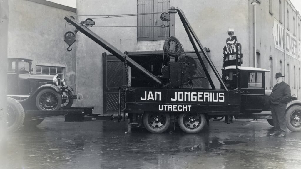 Jan Jongerius naast een takelwagen op zijn terrein op de Kanaalweg (rond 1934).