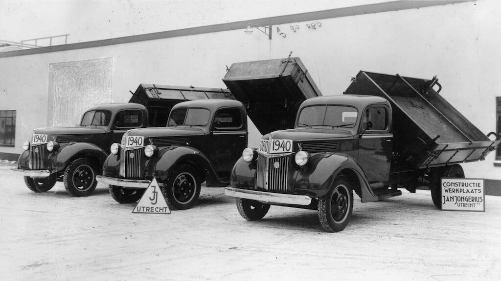 Vrachtwagens op het terrein van - en geproduceerd door Jongerius (rond 1940).