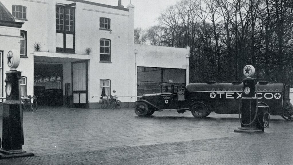 Een tanktruck van Jan Jongerius in Oudenrijn (rond 1931).