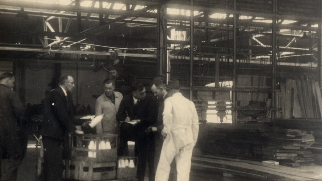 In de werkplaats van Jongerius op de Kanaalweg wordt melk uitgedeeld aan het personeel (mei 1945).