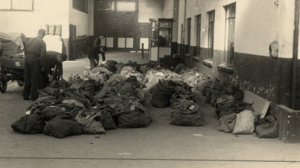 Zakken aardappelen in een hal van Jongerius op de Kanaalweg (1944/1945).