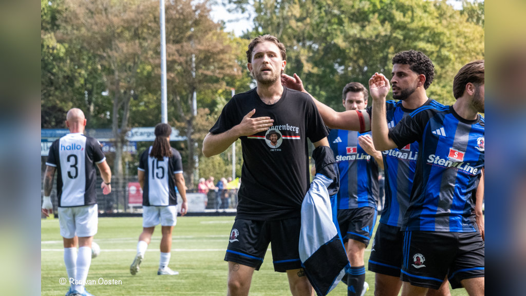 Rico Sterrenberg na de 1-0, met eerbetoon aan de onlangs overleden Luc Langenberg.
