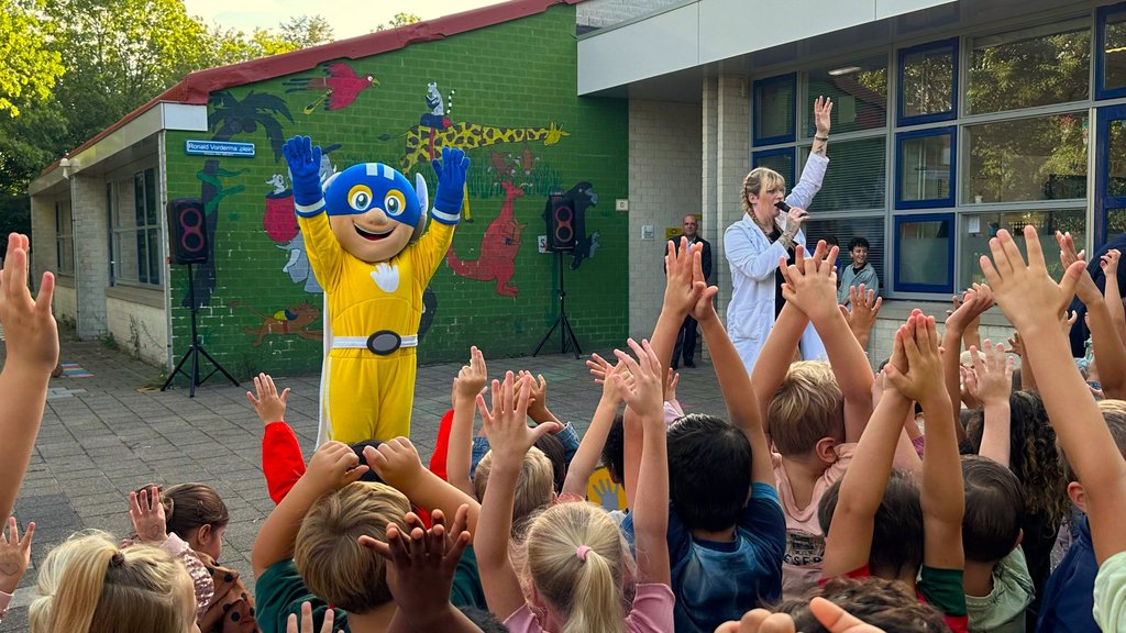 De High Five mascotte kwam speciaal naar Rijswijk om de kick off een feestelijk karakter te geven.