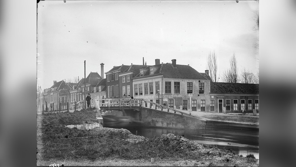 De Geestbrug dateert uit 1933. In al die jaren hebben veel Rijswijkers hiervan gebruik gemaakt.