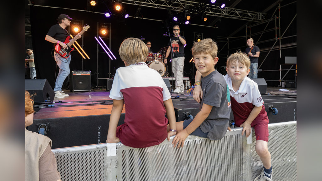 Eerste rang plek voor het podium.