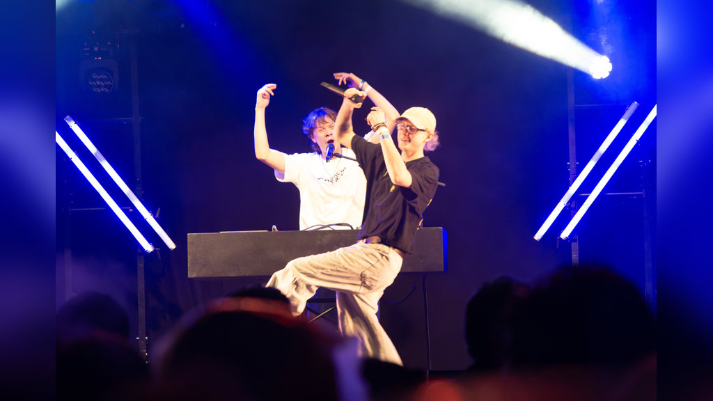 De jongens van BuisBom! gaven een energieke show weg.