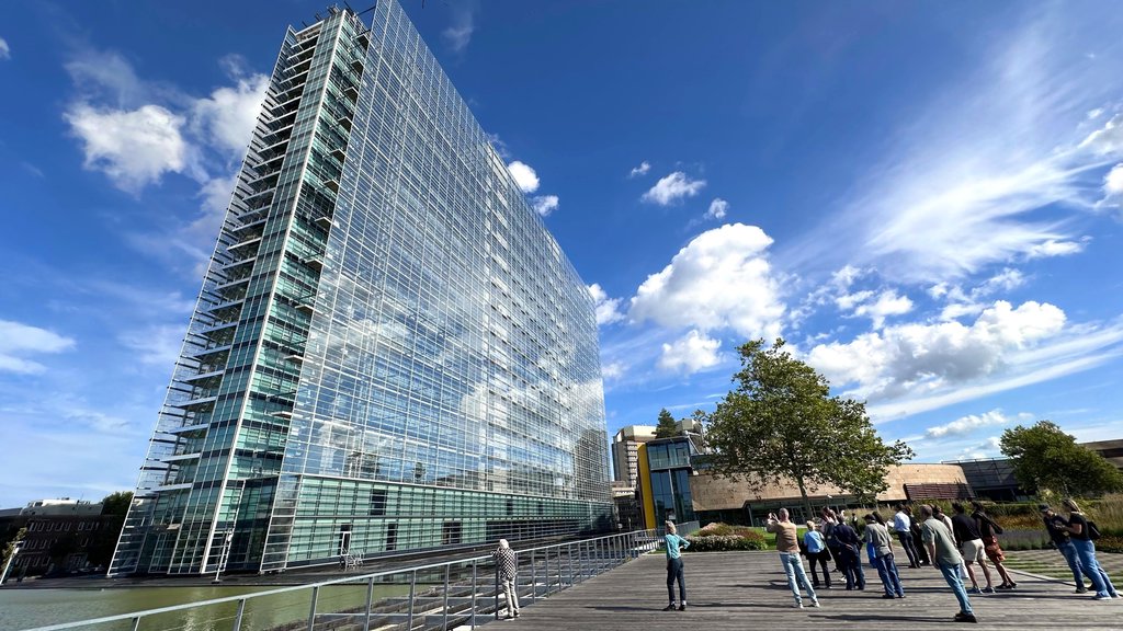 In het gebouw is zo’n 100.000 aan glas verwerkt. 63.000 m² voor de glazen gevels en circa 40.000 m² glas aan binnenwanden. Het schoonmaken van al het glas duurt een half jaar.