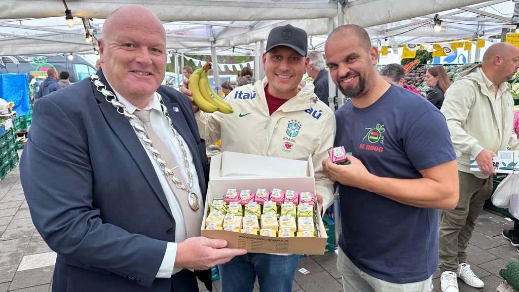 ook voor de nieuwe generatie marktkraamhouders is er feestelijk gebak.