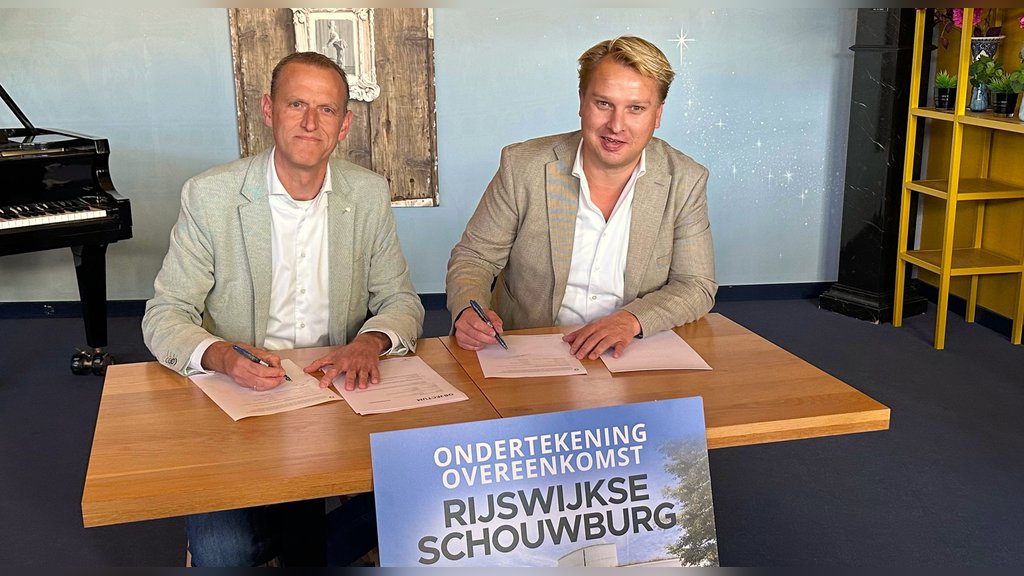 Het tekenen van het contract door Mark Kraakman namens de gemeente en Nick Volwater, directeur van bouwbedrijf Restrukto.