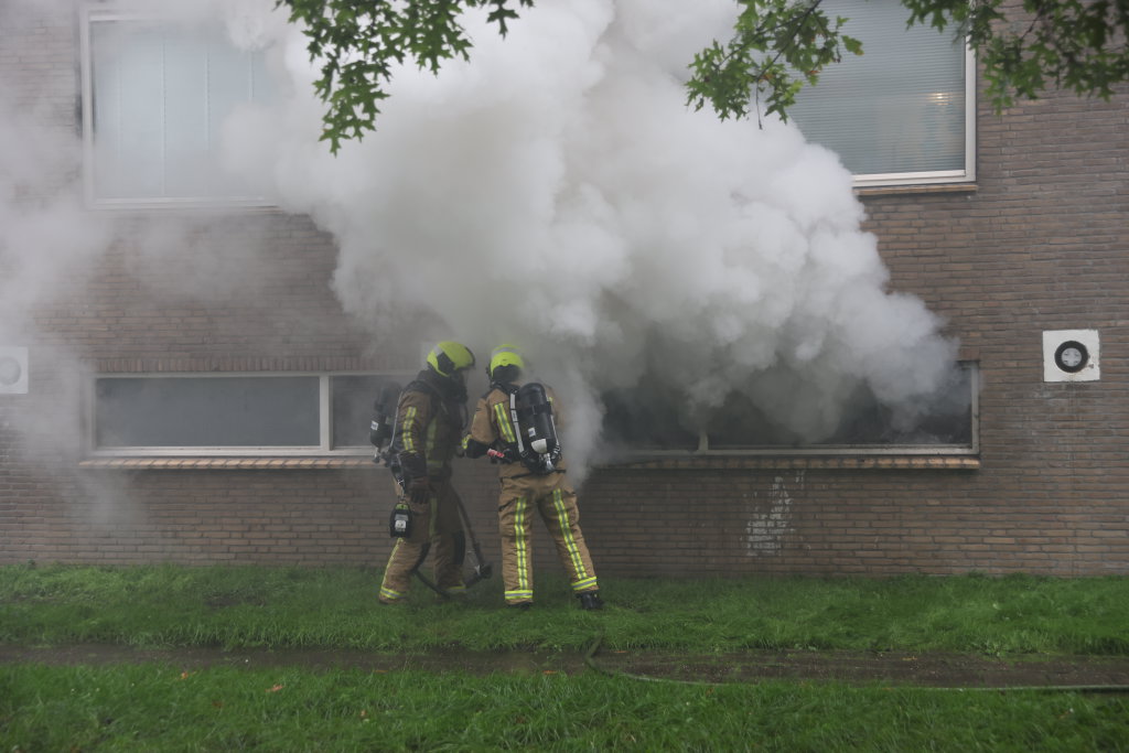 Op basis van de eerste beelden lijkt de brand in de kelders te zitten