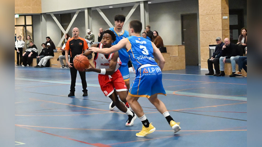 Beide teams hielden elkaar in het begin van de wedstrijd goed in evenwicht.