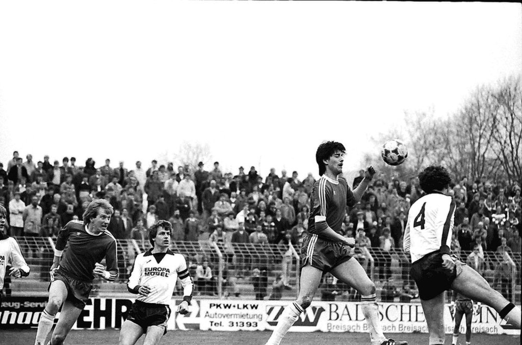 Joachim Löw (rechtsmidden) in actie voor SC Freiburg in 1980.
