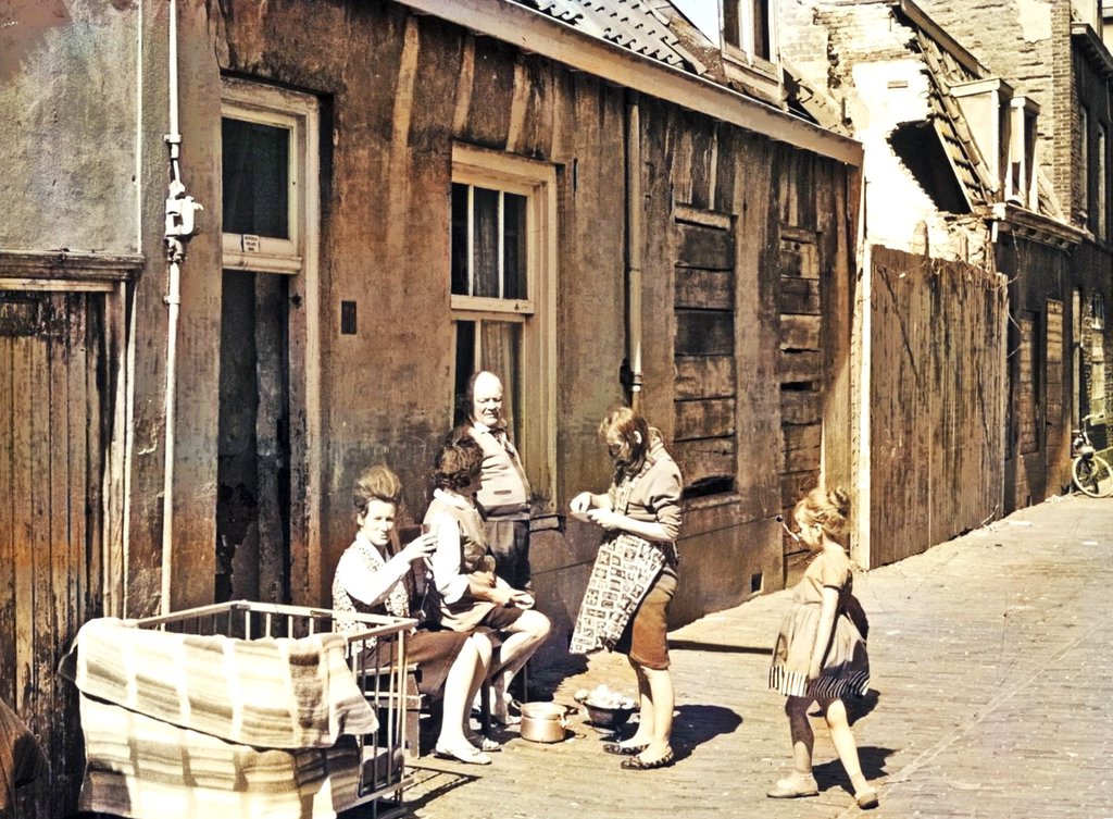De kleine woningen in de Eligenstraat in 1963