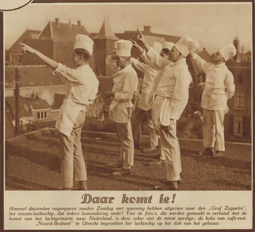 Afbeelding van enkele koks van hotel Noord-Brabant (Vredenburg 3) te Utrecht, op het dak van het hotel wijzend naar het luchtschip 'Graf Zeppelin', dat de stad Utrecht passeert. Afbeelding komt uit Utrecht in Woord en Beeld, een familieweekblad voor stad en provincie, jrg. 5 (1929-1930), nr. 30, op pg. 465 (voorpagina).