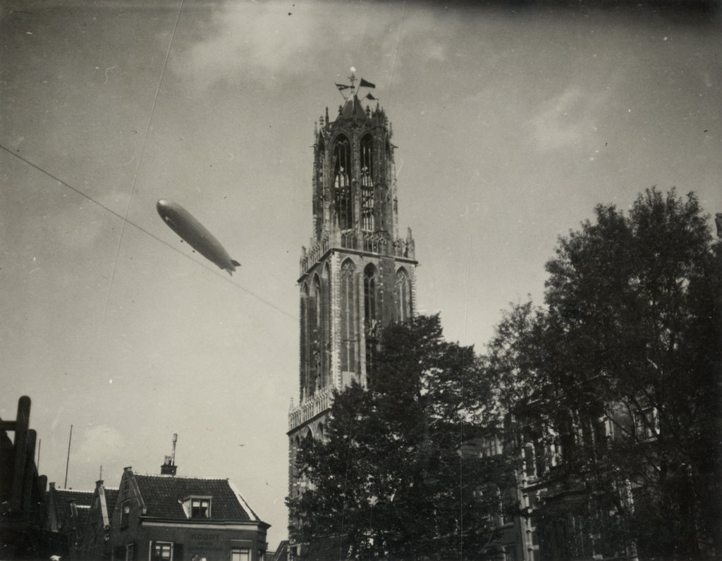 Op de dom prijkten drie vlaggen: die van Nederland, die van Duitsland en die van Sint Maarten