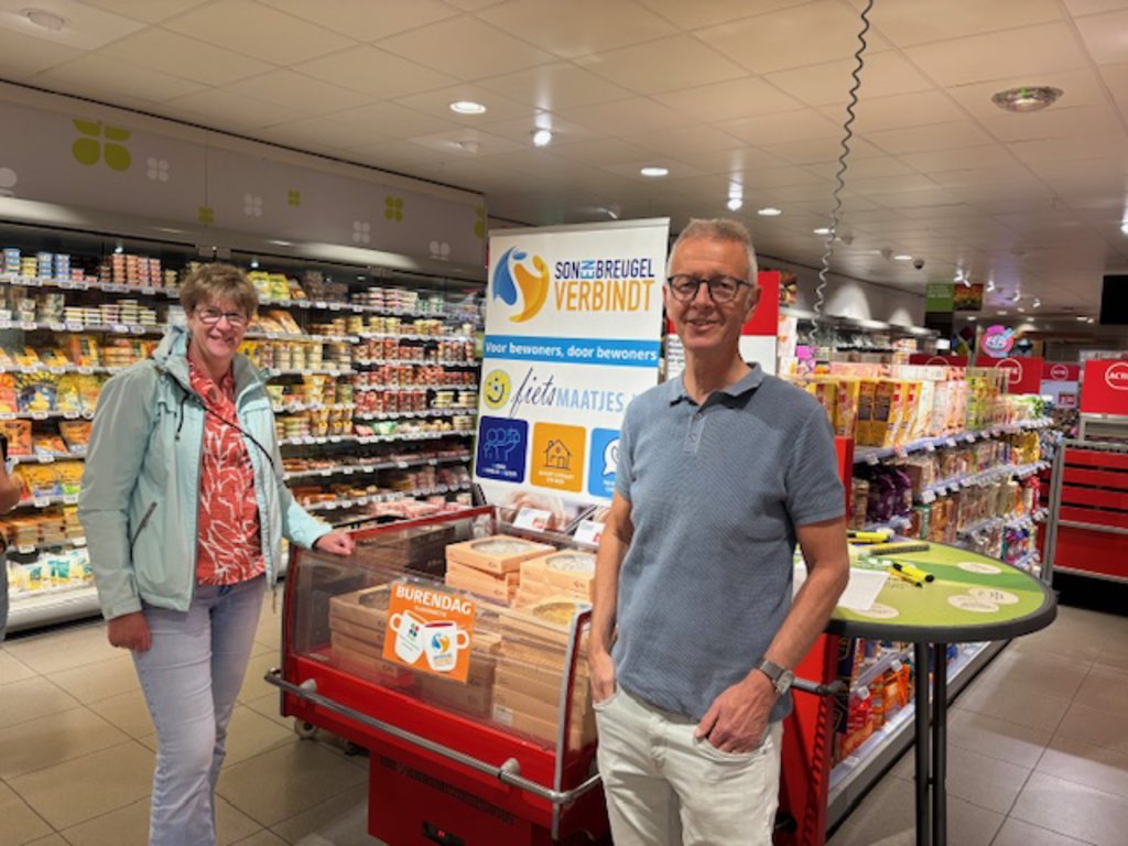 Ineke en Peter Pouwels in de Plus om de vlaaien op te halen