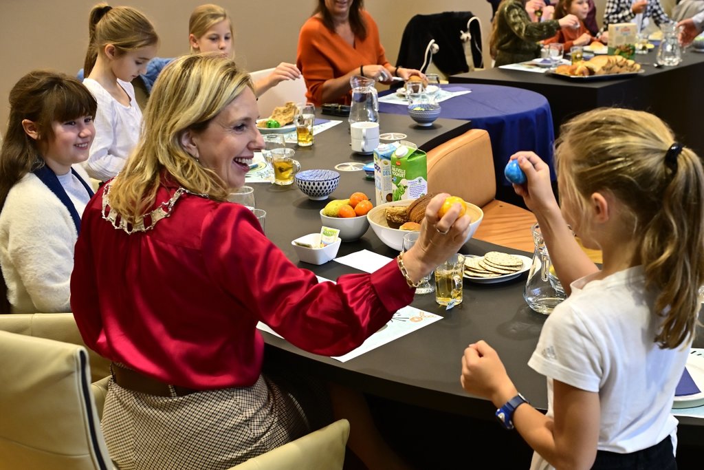 Leerlingen De Sonnewijzer ontbijten met burgemeester