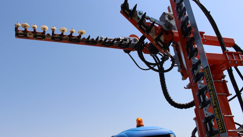 Naast zaagbladen en messenbalken verkoopt de Italiaanse fabrikant Rinieri ook apparatuur om fruitbomen mechanisch te knippen.