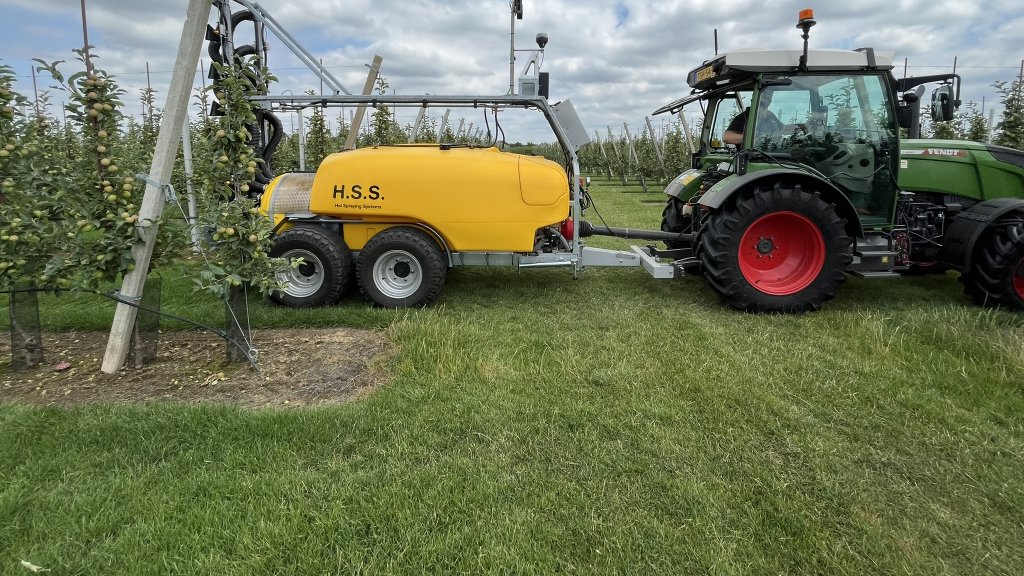 Op de spuitmachine van Hol Spraying Systems zijn de detectiesensoren voor de spuittank gemonteerd.