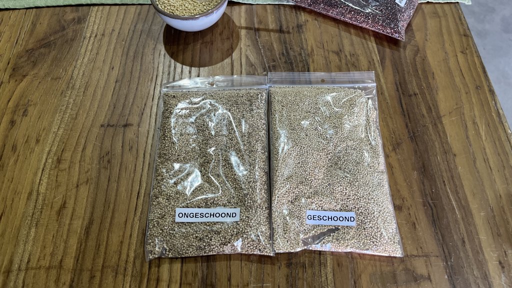 Geschoonde witte quinoa, op de achtergrond ook een rode variant.