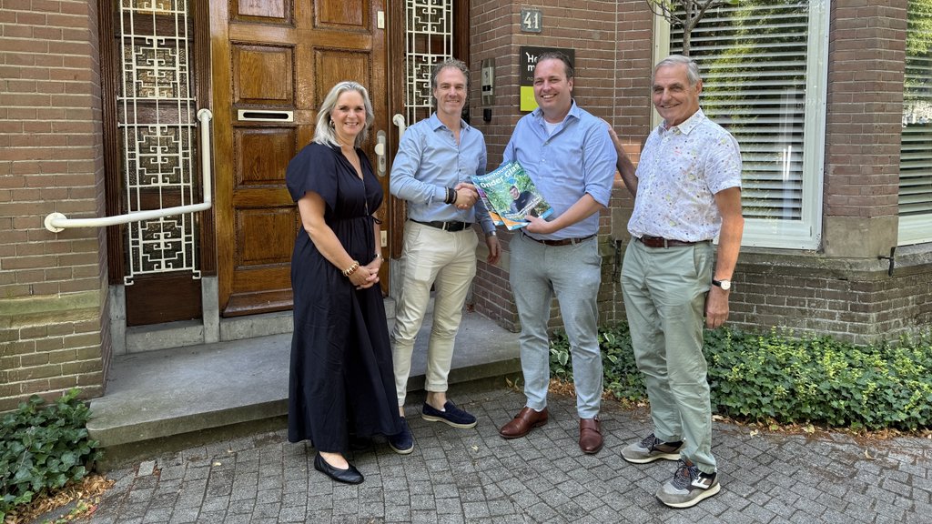 AgriPers neemt de bladen Onder Glas en In Greenhouses over. Op de foto van links naar rechts: Esther de Snoo van Nieuwe Oogst, Bas Gregoor van uitgeverij AgriPers en Wouter en Henk van Esch van Onder Glas.
