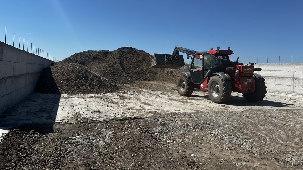 Wekelijks wordt 200 ton kippenmest opgeslagen.