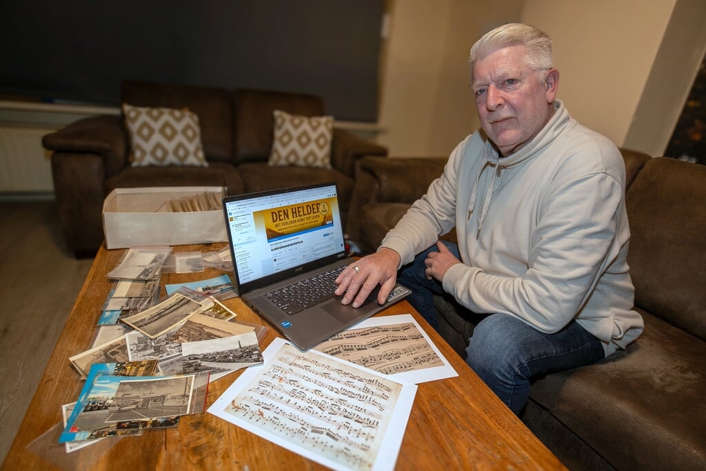 Ronald Kroon thuis achter zijn laptop.