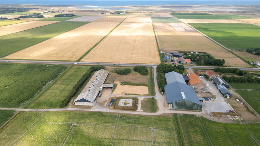 Het akkerbouwbedrijf van familie Wijtten met de strooiselstal op Texel.
