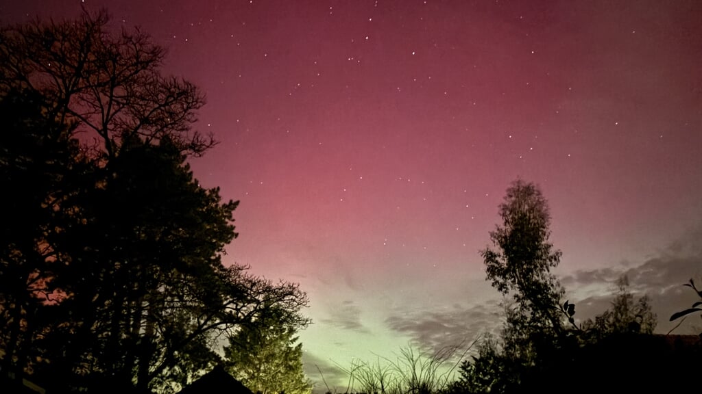Heldere hemel met noorderlicht én sterren.