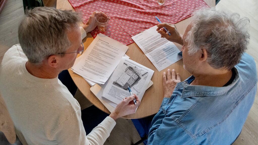 De heren van de klankbordgroep buigen zich over de plannen.