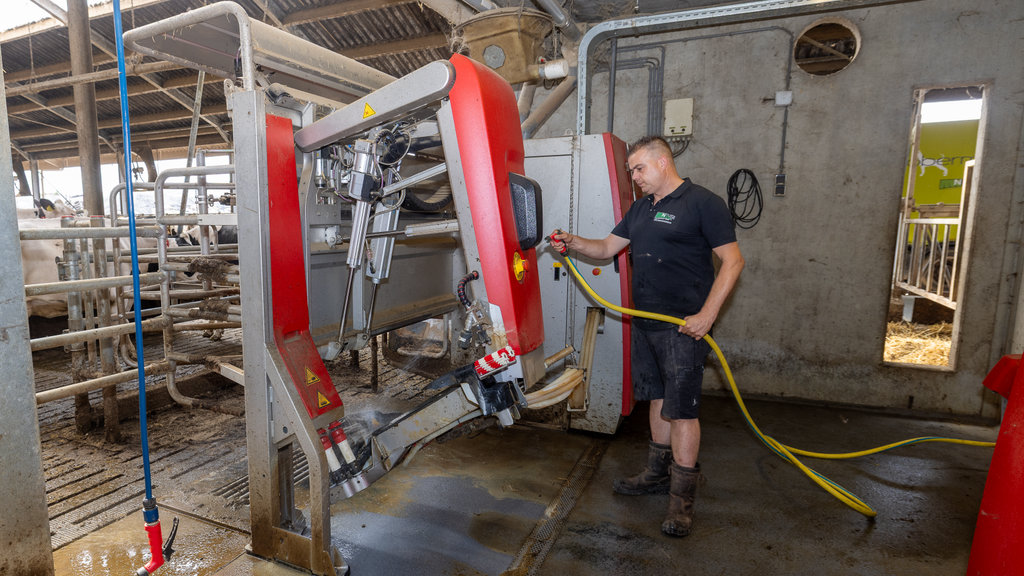 Gerwin Neijs uit Rijsbergen bij een van zijn vele robots.