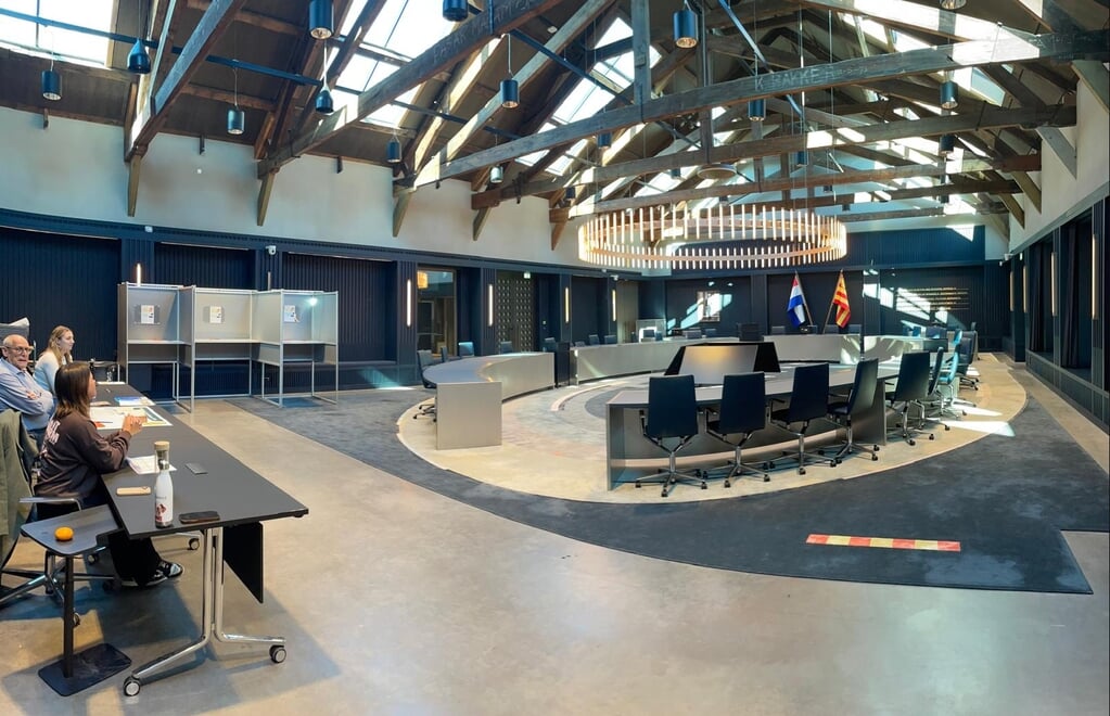 De raadzaal in het gemeentehuis vormt een van de stemlocaties in Den Helder.