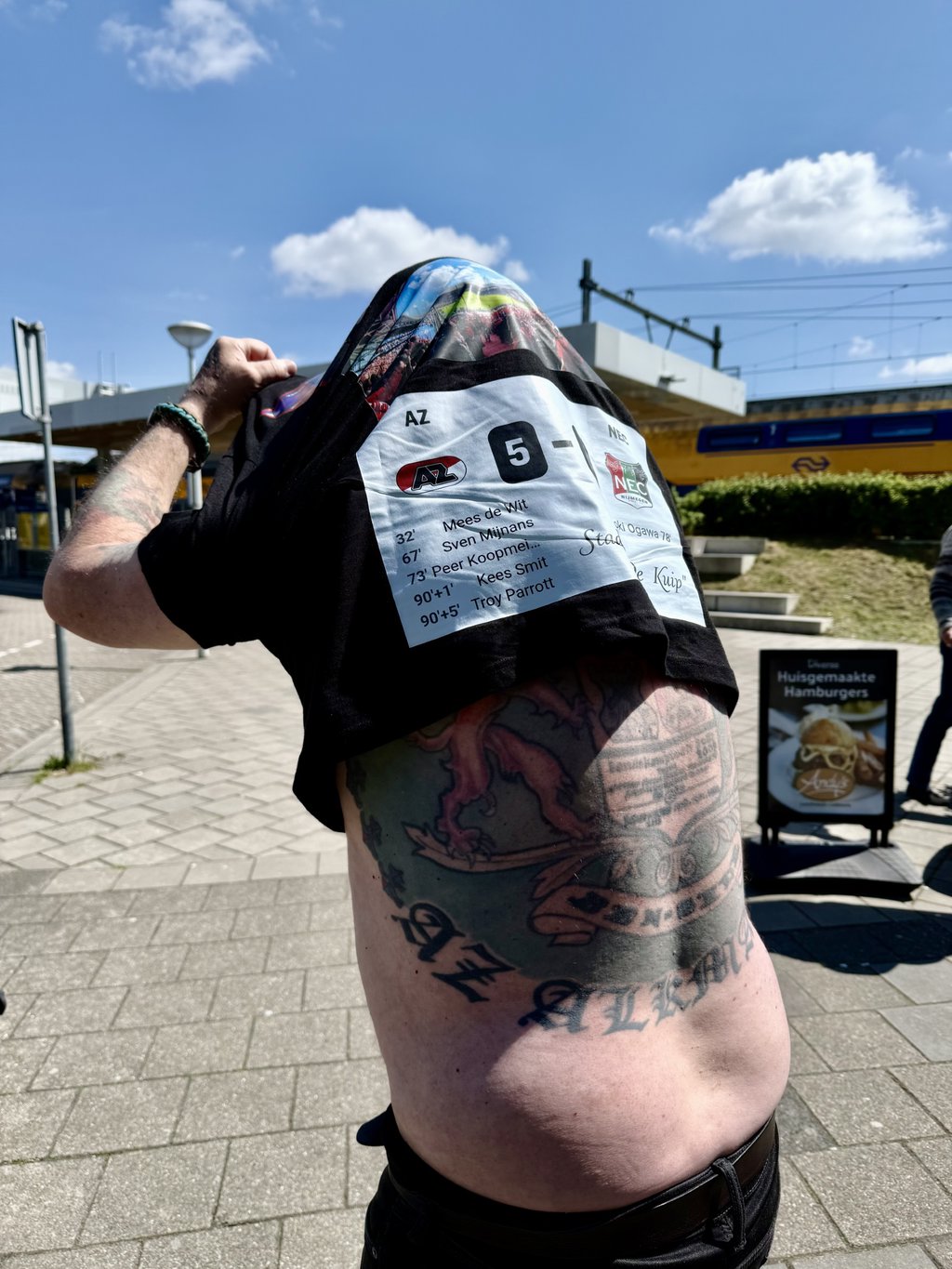 De rug van Johan van Berkel, gevuld met een enorme AZ-tatoeage. Het T-shirt dat hij draagt is een eigen creatie, gemaakt na de bekerwinst tegen NEC.