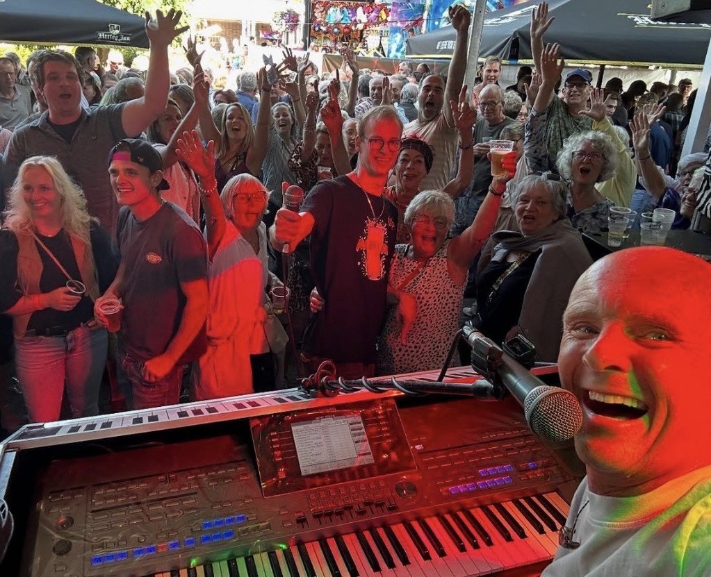 Paul Vlaar op de kermis in Warmenhuizen.