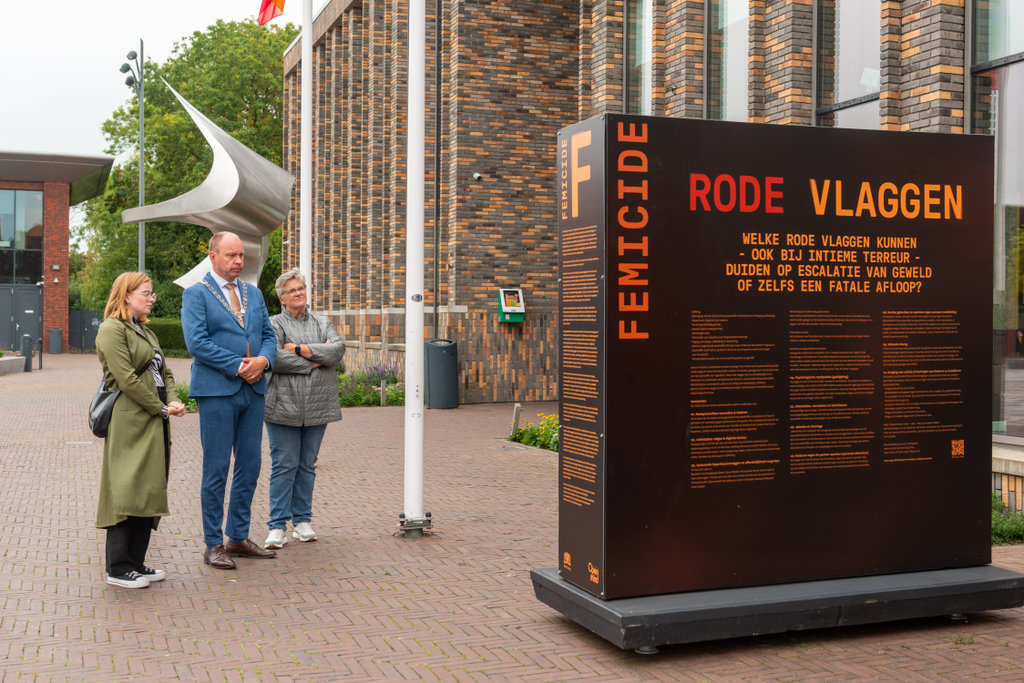 Burgemeester Bram Diepstraten (midden) bij de buitenexpo naast het gemeentehuis in Hoogkarspel.