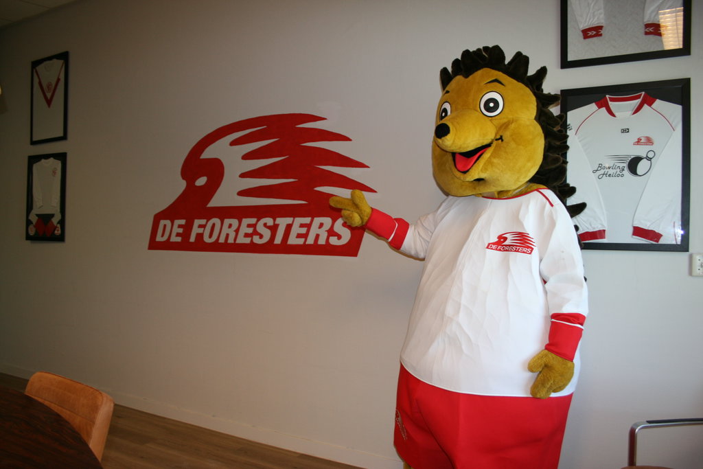 Eddy de Egel wijst op de onder meer opgefriste muur, mét clublogo.