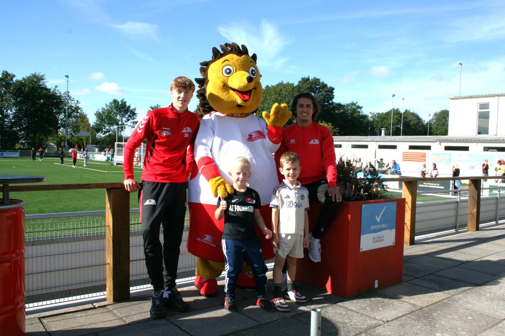 Jens en Mick poseren met Eddy, geflankeerd door trainers Ties (l) en Merlijn.