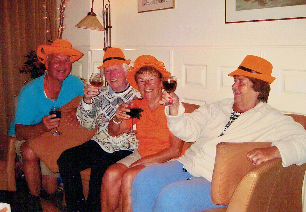 Samen het Nederlands elftal aanmoedigen.