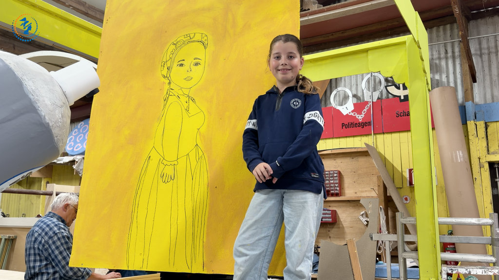 Trots poseren voor het kunstwerk van Maria Tesselschade.