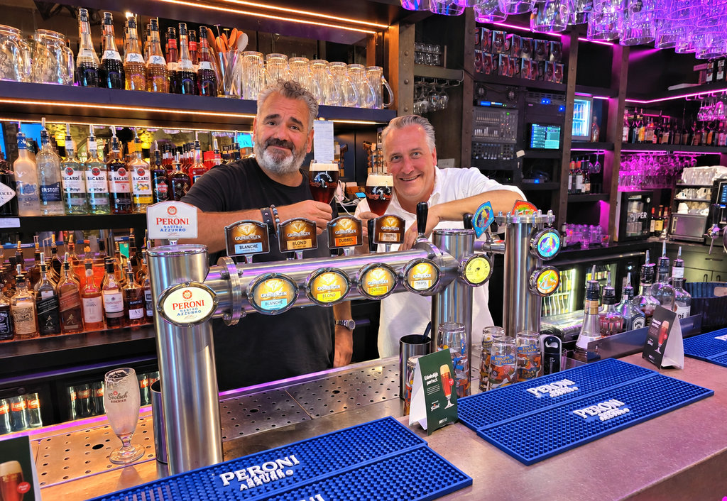 Borrel bar Bruizz-eigenaar Marco Oldenhof (links) en manager Bart van Opstal proosten alvast op een geslaagd Zaans Bokketochie.