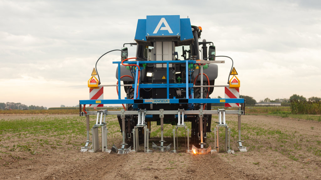 De Andela Electro Weeder werkt met een regelbare hoogspanning van ongeveer 1.000 tot 9.000 volt.