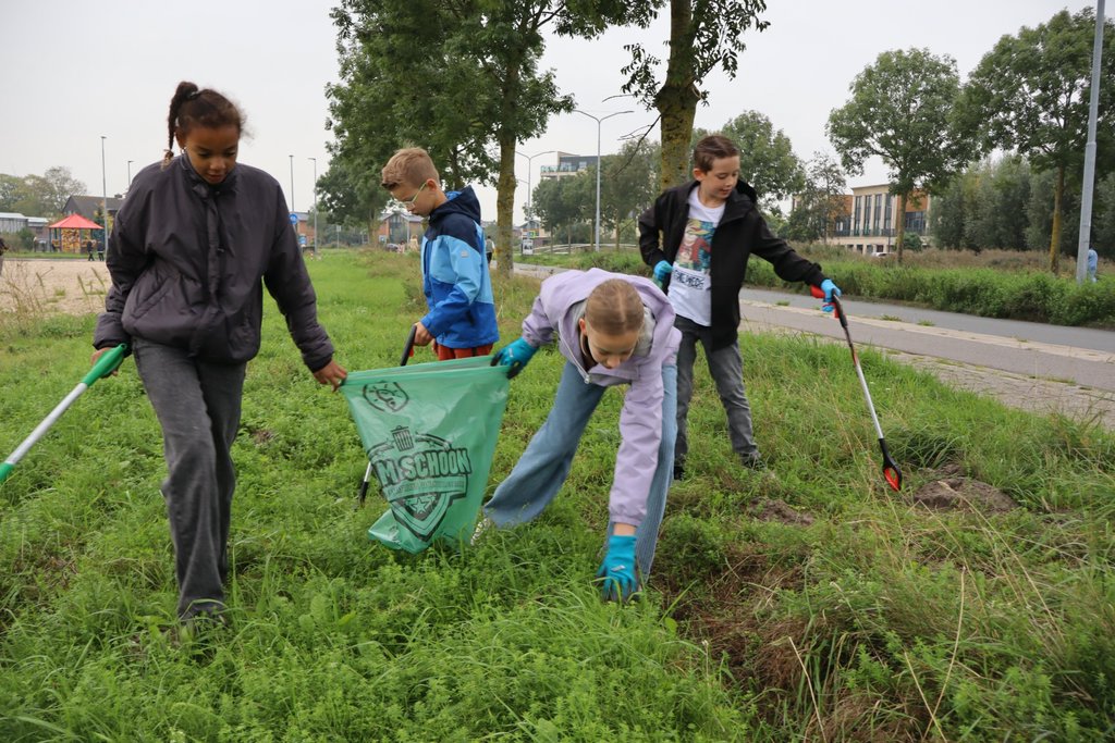 Leerlingen van de Vroonermeerschool op pad voor Alkmaar City Clean Up.